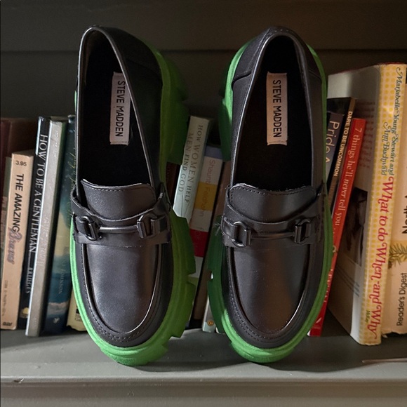 NWOT Steve Madden women’s Black Loafers with Green Lug Sole size 6 - Picture 4 of 7